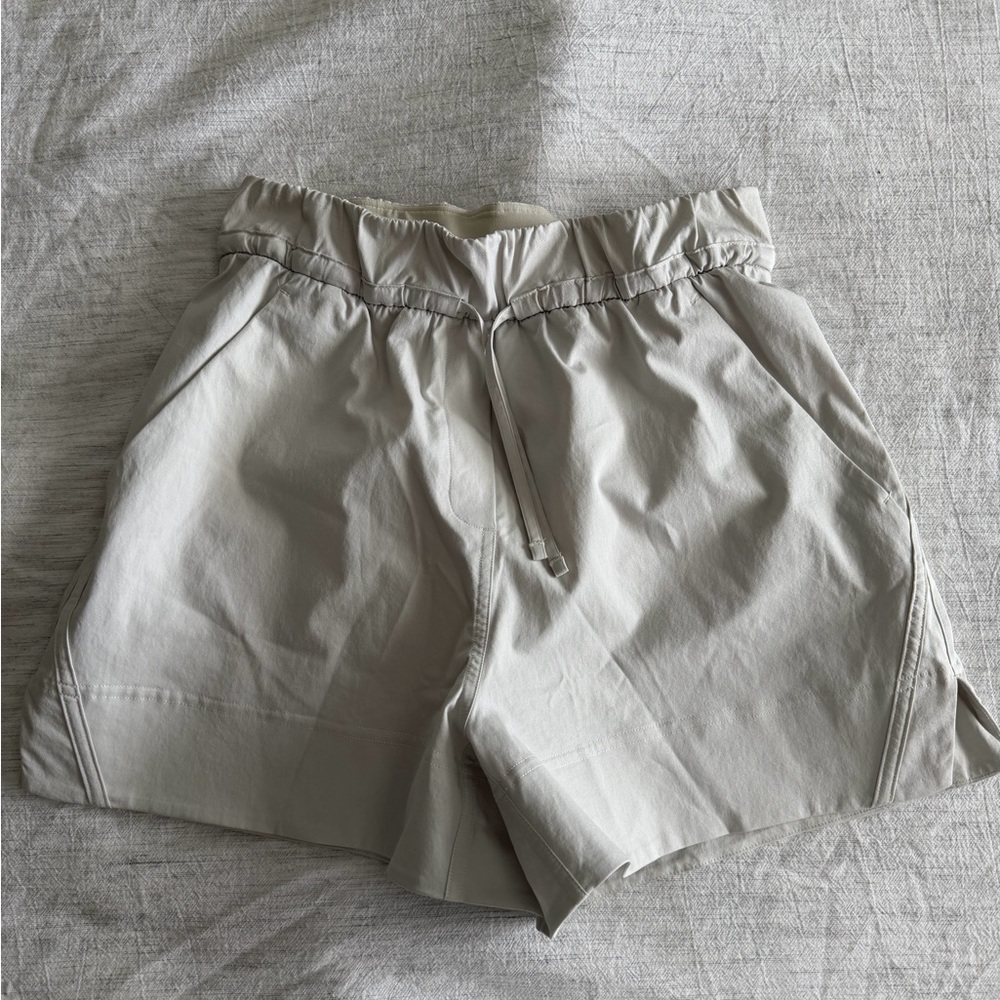 lululemon athletica Cinchable Waist 3.5” Short, Size XXS
